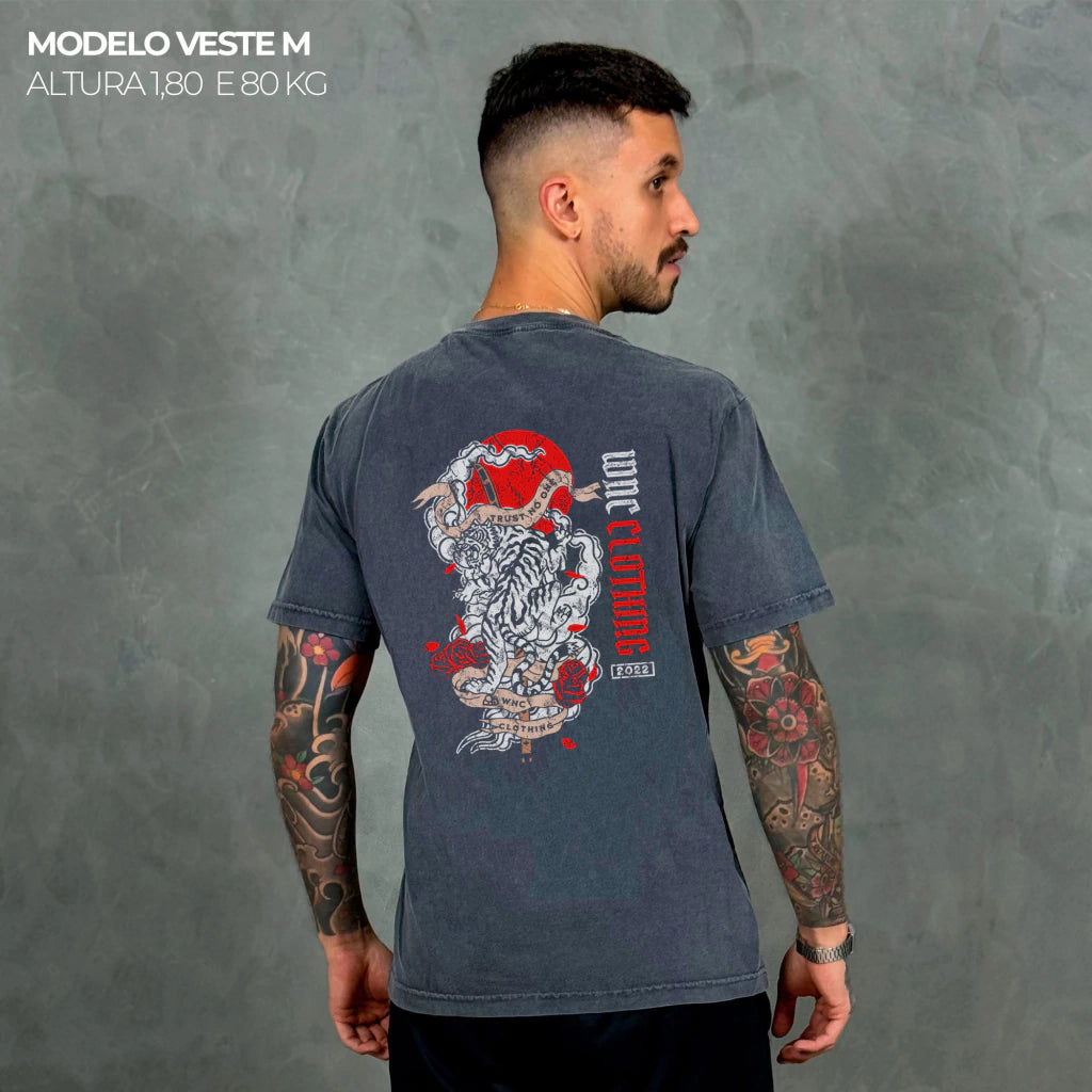 Camiseta Basic WNC Trust No One Cinza