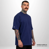 Camiseta Oversized WNC Lisa Azul Marinho em modelo masculino em ângulo lateral.