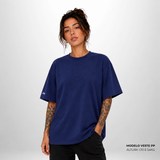 Camiseta Oversized WNC Lisa Azul Marinho em modelo feminina de frente.