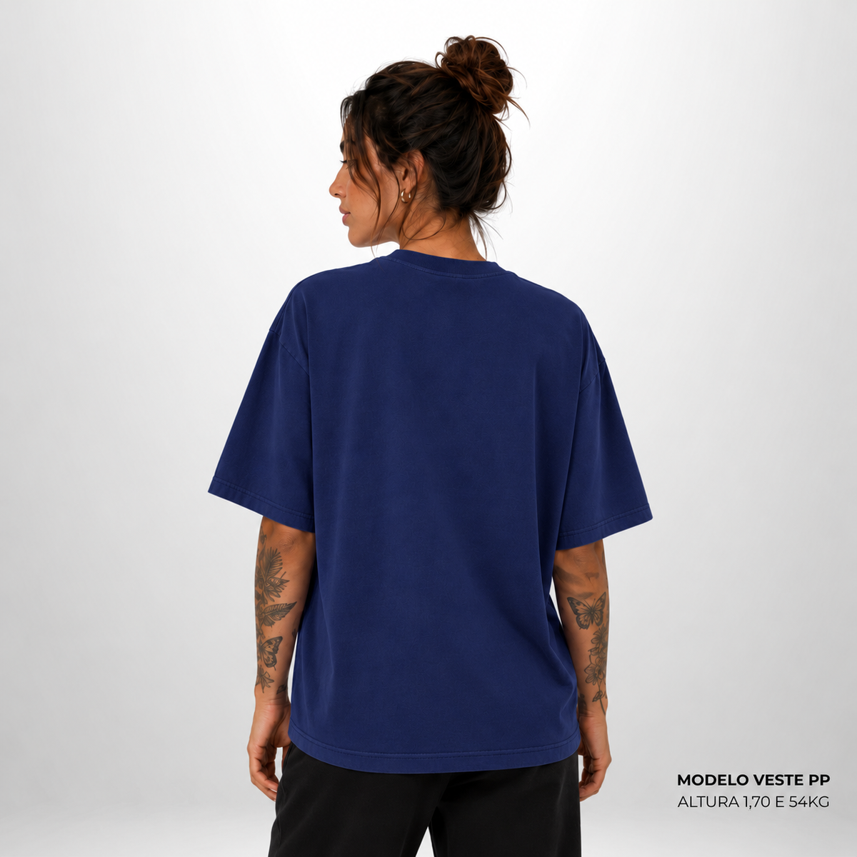 Camiseta Oversized WNC Lisa Azul Marinho em modelo feminina de costas.