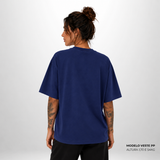 Camiseta Oversized WNC Lisa Azul Marinho em modelo feminina de costas.