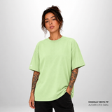 Camiseta Oversized WNC Lisa Verde Limão em modelo feminina de frente.
