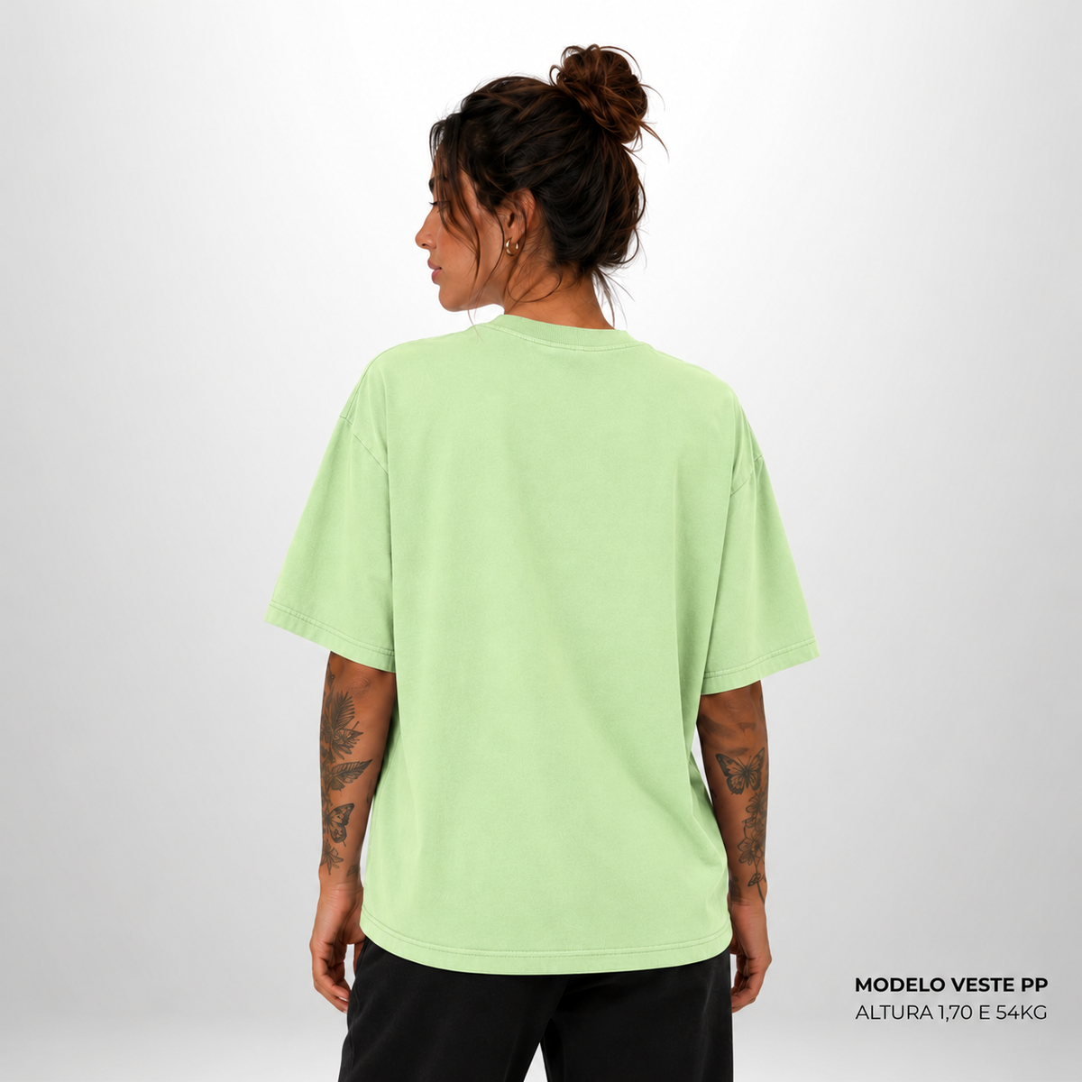 Camiseta Oversized WNC Lisa Verde Limão em modelo feminina de costas.