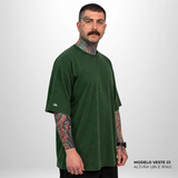 Camiseta Oversized WNC Lisa Verde Militar em vista lateral, com o modelo do ensaio original da cor. Imagem complementar gerada digitalmente.