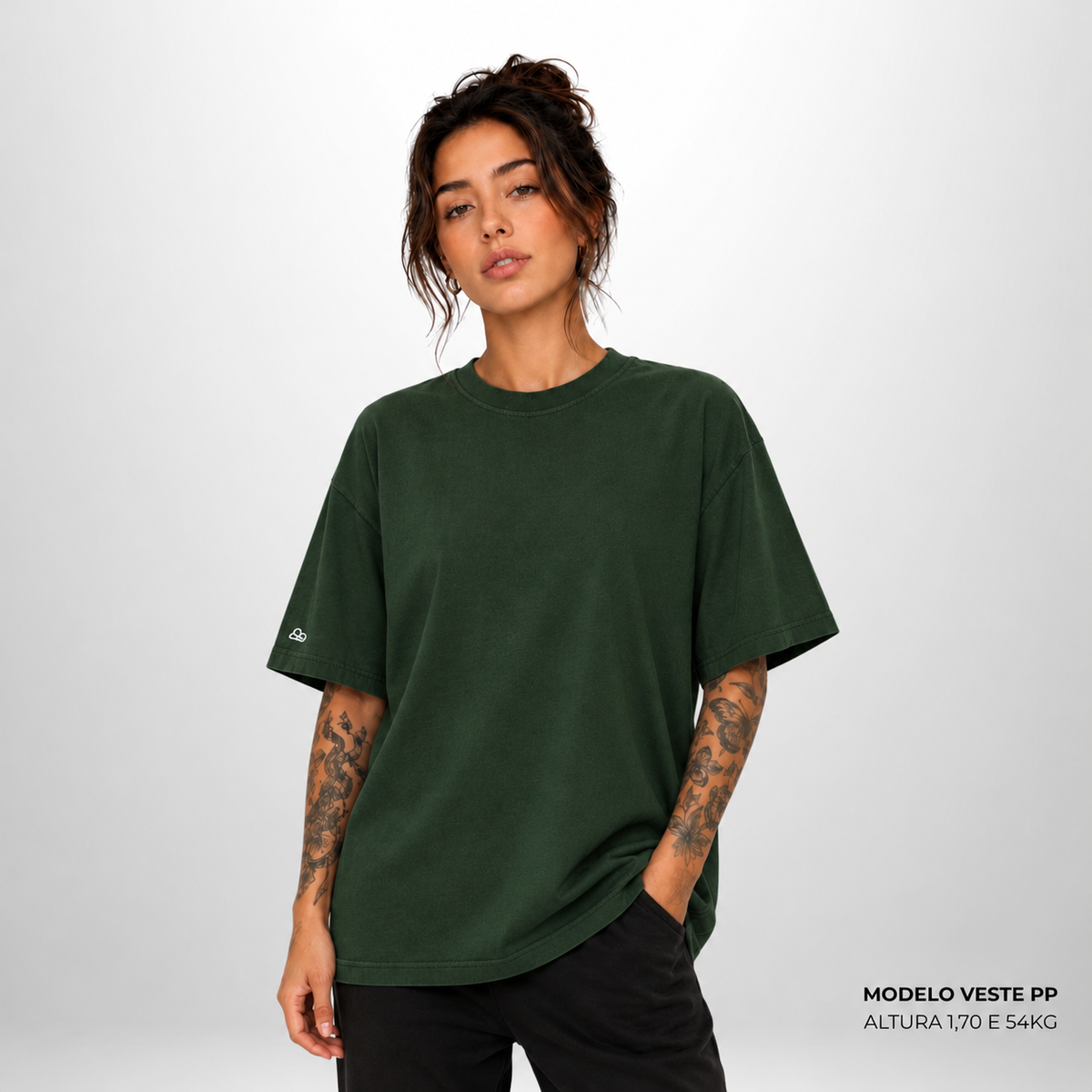 Camiseta Oversized WNC Lisa Verde Militar em modelo feminina de frente.