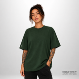 Camiseta Oversized WNC Lisa Verde Militar em modelo feminina de frente.
