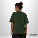 Camiseta Oversized WNC Lisa Verde Militar em modelo feminina de costas.